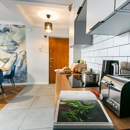 Nowogrodzka 78 - Apartament Dla 4 Osob - 200M Od Szpitala Klinicznego Na Lindleya - 1Km Do Dworca Centralnego - Wifi - Smart Tv 45 Cali Warsaw Luaran gambar
