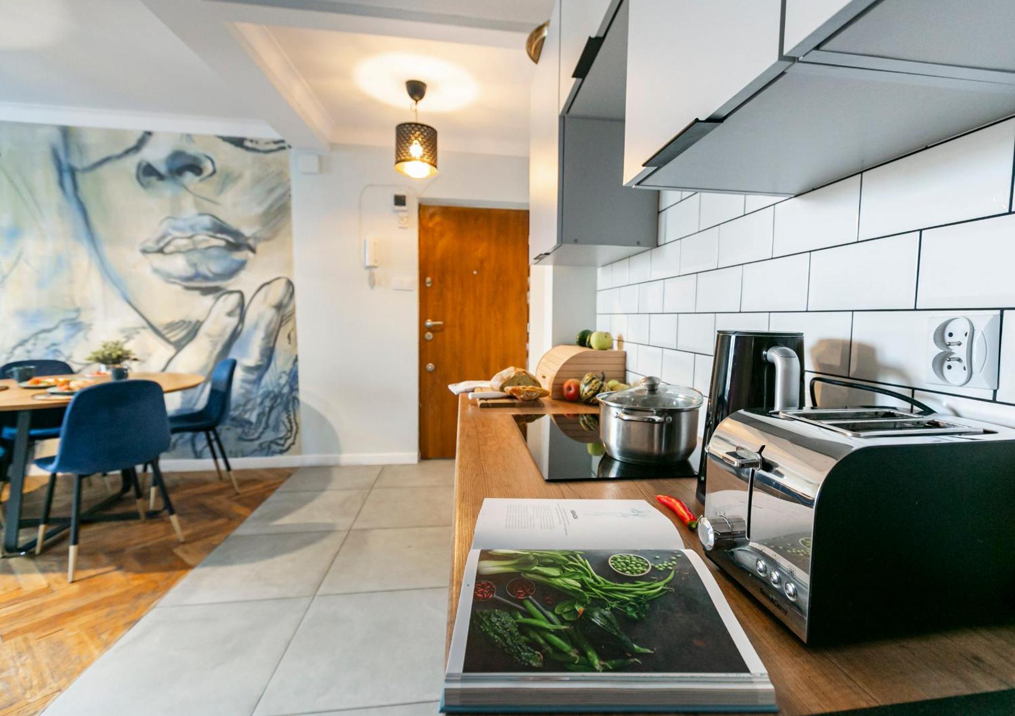 Nowogrodzka 78 - Apartament Dla 4 Osob - 200M Od Szpitala Klinicznego Na Lindleya - 1Km Do Dworca Centralnego - Wifi - Smart Tv 45 Cali Warsaw Luaran gambar