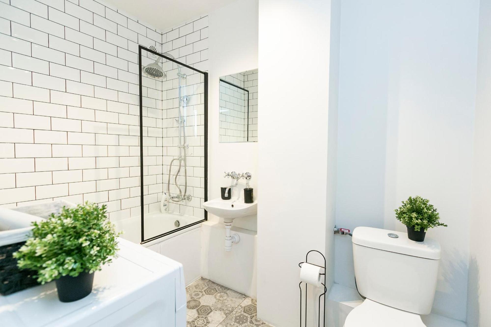 Nowogrodzka 78 - Apartament Dla 4 Osob - 200M Od Szpitala Klinicznego Na Lindleya - 1Km Do Dworca Centralnego - Wifi - Smart Tv 45 Cali Warsaw Luaran gambar