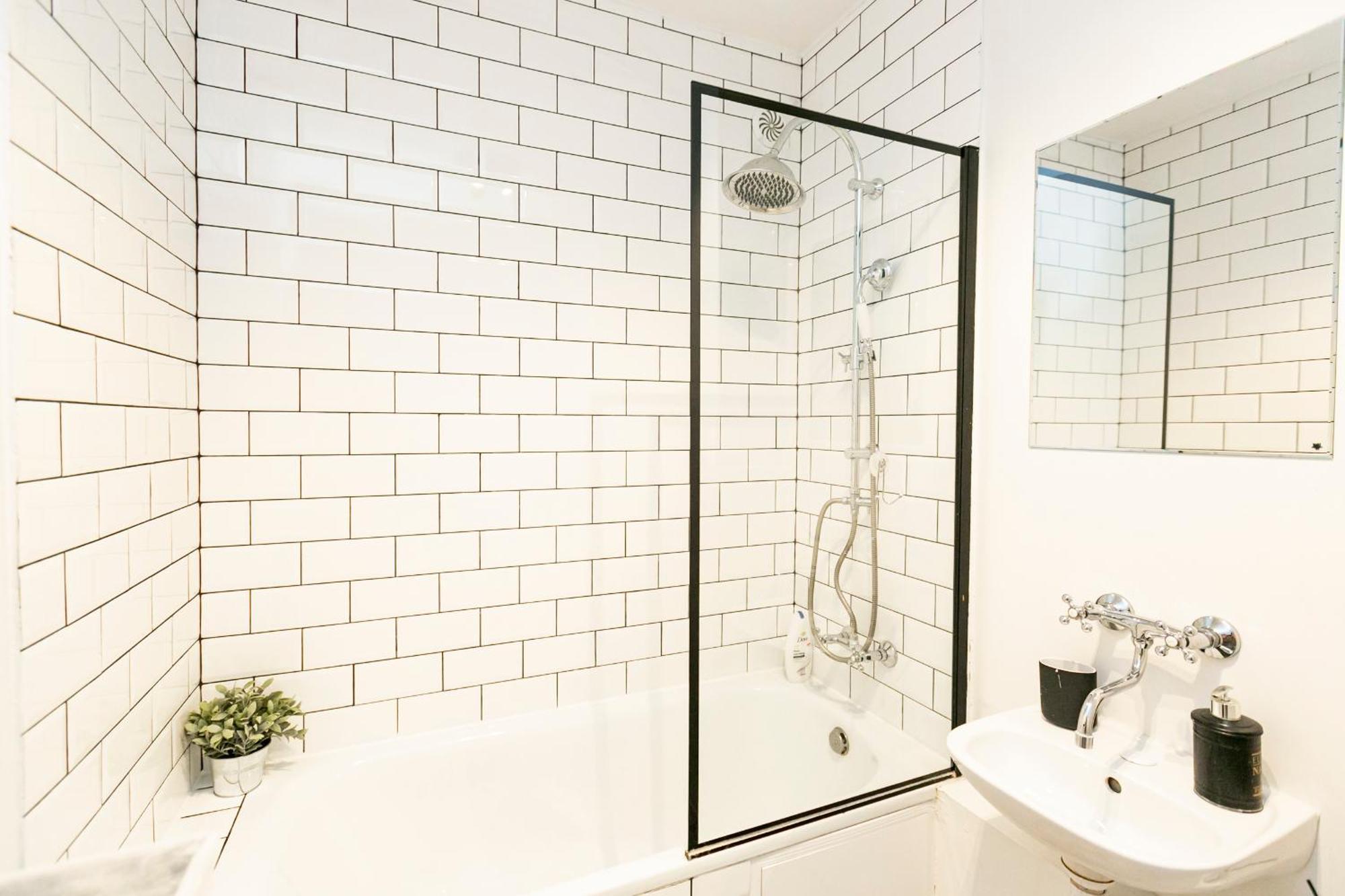 Nowogrodzka 78 - Apartament Dla 4 Osob - 200M Od Szpitala Klinicznego Na Lindleya - 1Km Do Dworca Centralnego - Wifi - Smart Tv 45 Cali Warsaw Luaran gambar