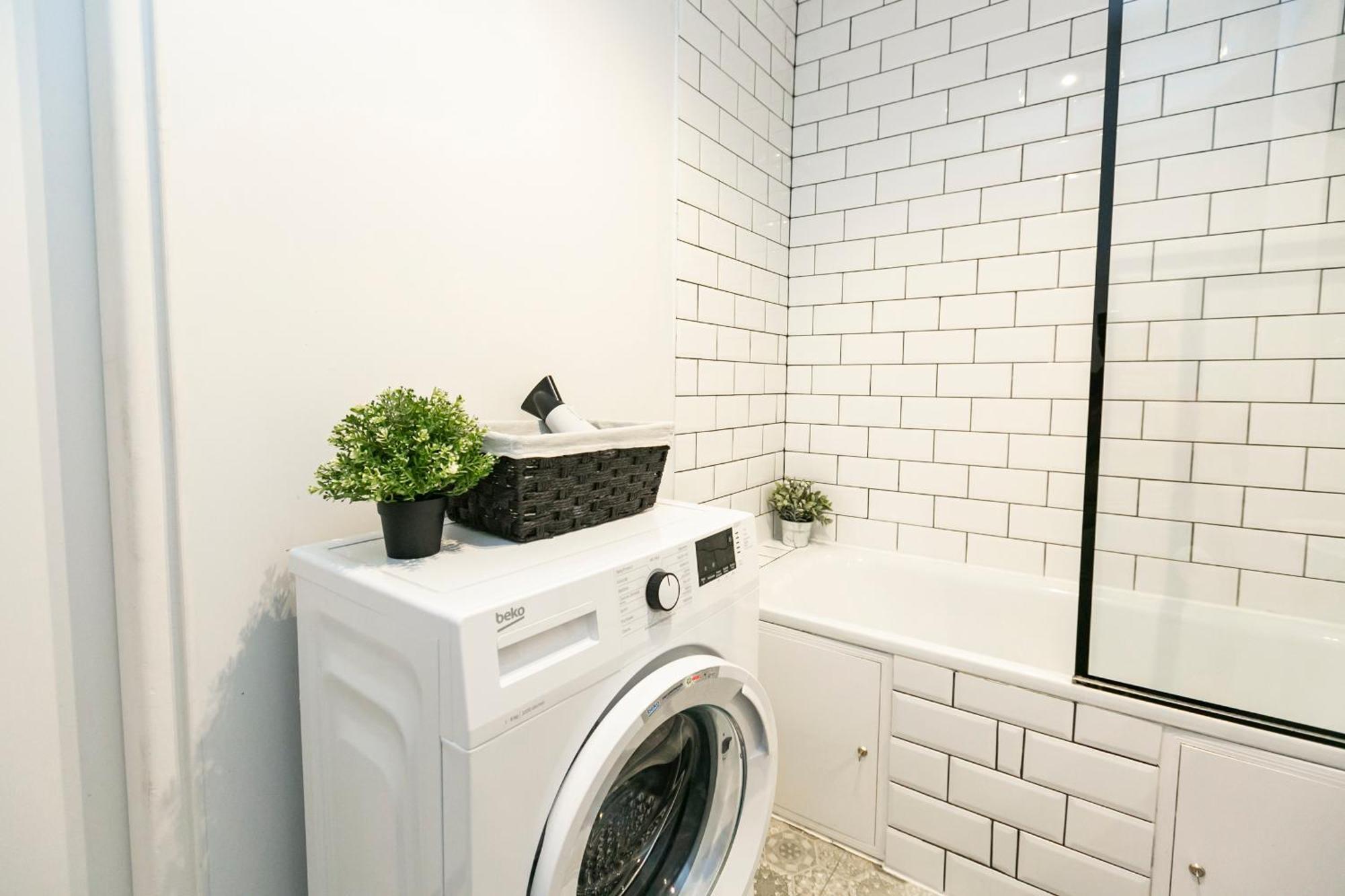 Nowogrodzka 78 - Apartament Dla 4 Osob - 200M Od Szpitala Klinicznego Na Lindleya - 1Km Do Dworca Centralnego - Wifi - Smart Tv 45 Cali Warsaw Luaran gambar