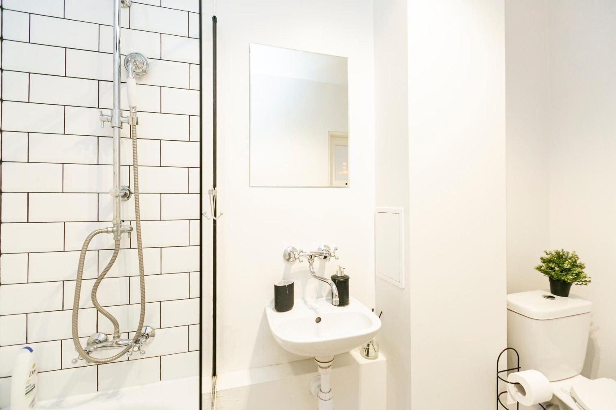 Nowogrodzka 78 - Apartament Dla 4 Osob - 200M Od Szpitala Klinicznego Na Lindleya - 1Km Do Dworca Centralnego - Wifi - Smart Tv 45 Cali Warsaw Luaran gambar